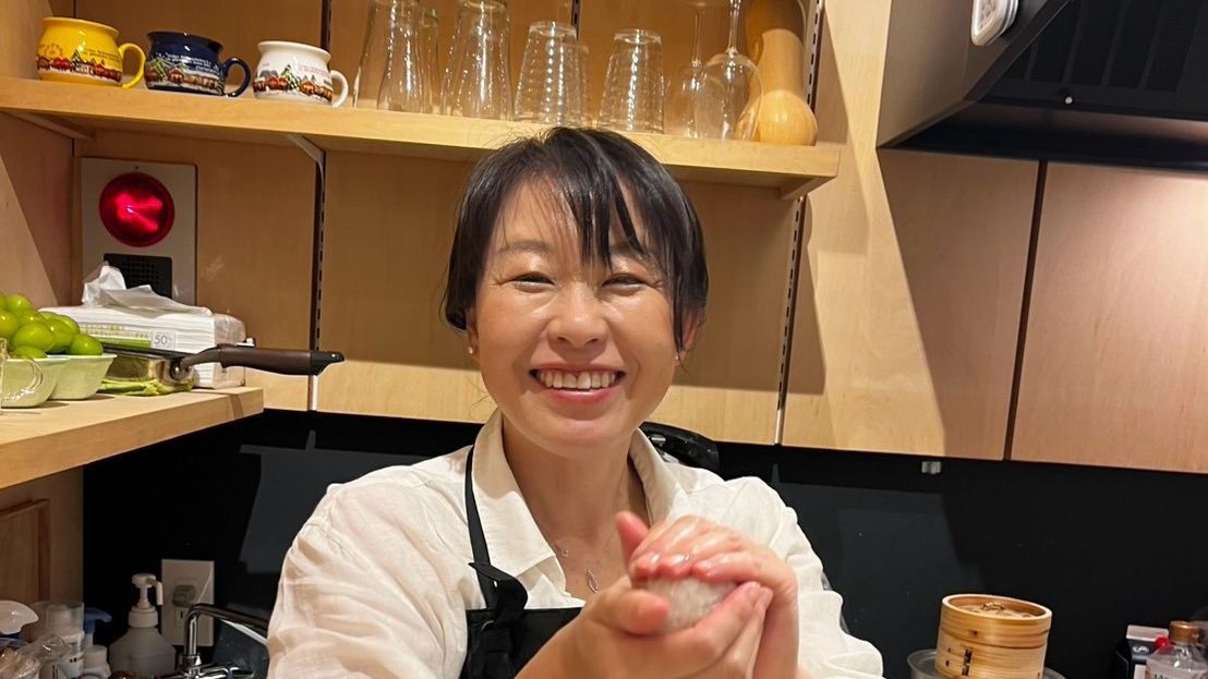 湯川米のおむすびを握る店主