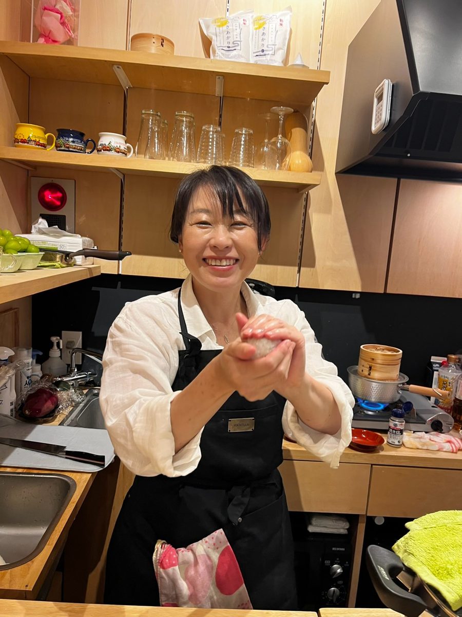 おにぎりを握る店主の平石 聡美